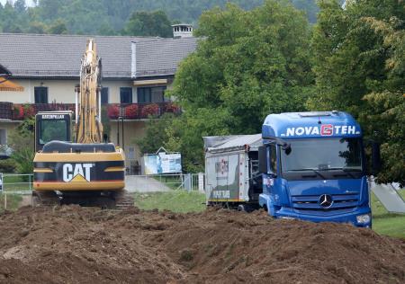 OBNOVA NOGOMETNEGA IGRIŠČA IN TEKAŠKE STEZE PRI OŠ CERKNICA 03 FOTO LJUBO VUKELIČ